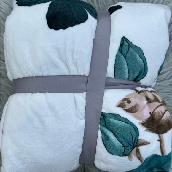 King size Flannel blanket, brand new , Super Soft, thick,Rose pattern,green - Picture 3 of 4